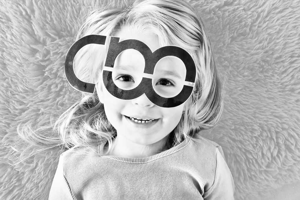 Ett barn med logga som glasögon